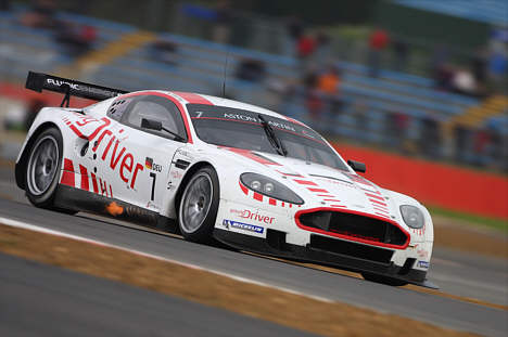 Normalt er det denne Aston Martin DBR9, Christoffer Nygaard selv sidder bag rattet af, men ved Danboring Rally må han nøjes med at kikke på og skrive autografer.